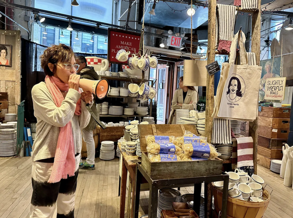 Julie Gaines, la propriétaire du magasin, prie pour une victoire de Kamala Harris le 5 novembre.