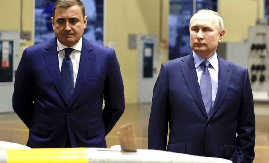 Le gouverneur de la région de Tula, Alexei Dyumin (de gauche à droite) et le président russe Vladimir Poutine inspectent les systèmes d&#039;armes russes :