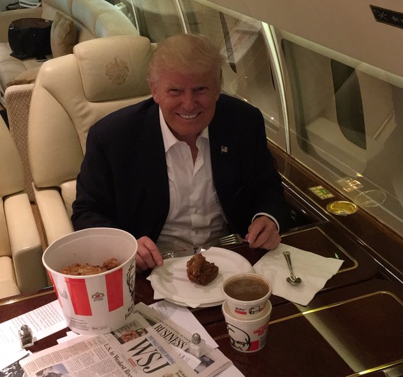 Donald Trump, en train de déguster son KFC en pleine première campagne présidentielle, en 2016.