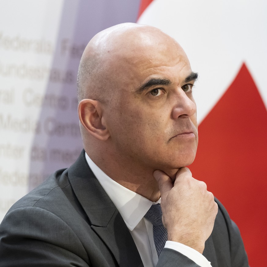 Bundespraesident Alain Berset beantwortet Fragen von Journalisten zu angeblichen Indiskretionen aus dem Departement des Innern (EDI) zuhanden des Medienhauses Ringier waehrend der Corona-Pandemie, kur ...