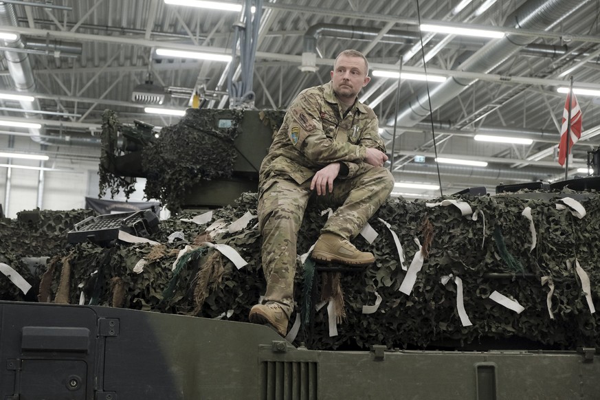 Un militaire de l'armée danoise avec un char de combat Leopard 2, pendant la réunion sur l'aide militaire à l'Ukraine au camp militaire de Tapa, en Estonie, le 19 janvier 2023.