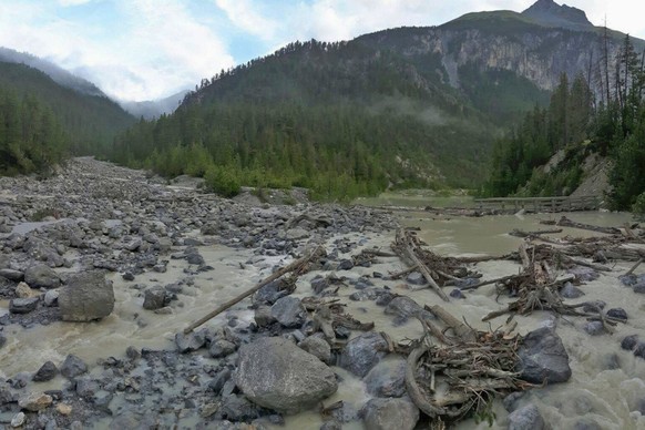 Le col de l'Ofen (GR) est fermé après un glissement de terrain.