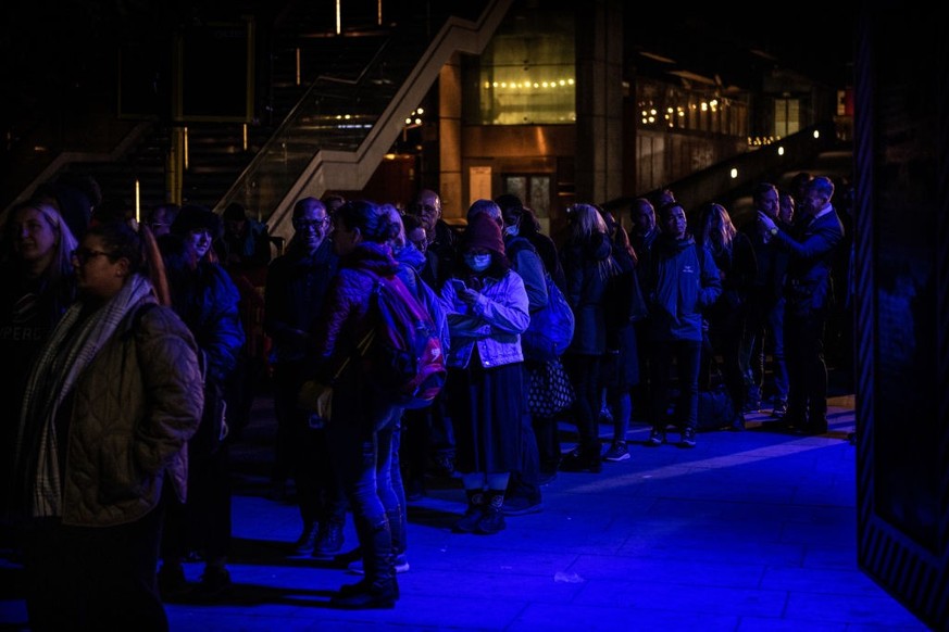 LONDON, ENGLAND - SEPTEMBER 15: Well-wishers stand in the queue along Southback for the Lying-in State of Queen Elizabeth II on September 15, 2022 in London, England. Queen Elizabeth II is lying in st ...