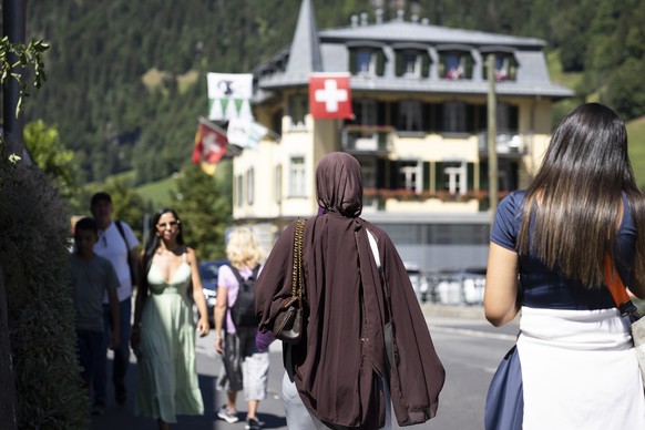 Touristen stroemen durch das Dorf Lauterbrunnen im Berner Oberland, am Freitag, 24. Juli 2026. (KEYSTONE/Peter Klaunzer)