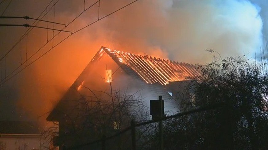 Un incendie à Oberbipp a tué un enfant et blessé deux personnes; plusieurs locataires examinés pour fumée, l’immeuble est désormais inhabitable.