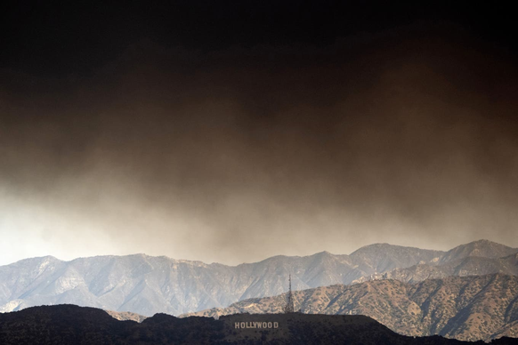 Une épaisse fumée plane au-dessus du célèbre panneau Hollywood, dans les collines surplombant Los Angeles, ce mercredi 8 janvier.