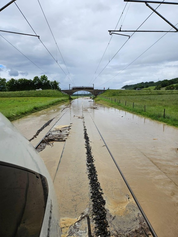 Le ruisseau des Combes, qui passe sous les voies, a débordé sur les voies ce jeudi.