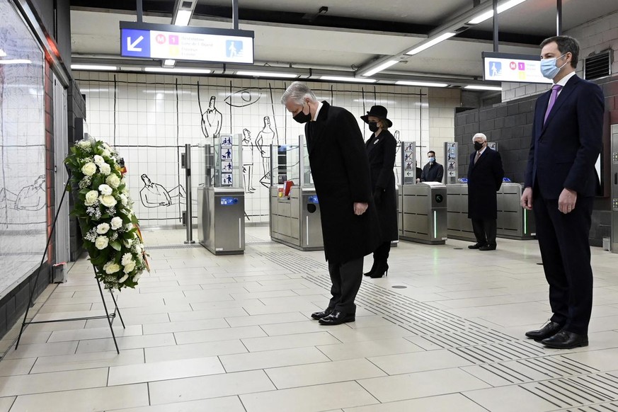 epa09089420 Belgium&#039;s King Philippe (L) lays flowers next to Belgian Prime Minister Alexander De Croo (R) and Queen Mathilde of Belgium (2-L) at Maelbeek Metro Station during events held for the  ...