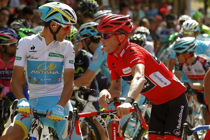 Chris Horner discute avec Vincenzo Nibali lors de la Vuelta 2013. EPA/JAVIER LIZON