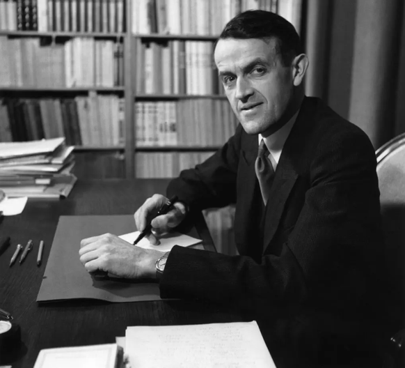 Le conseiller fédéral et ministre des Affaires étrangères Max Petitpierre en 1950 dans son bureau au Palais fédéral à Berne.