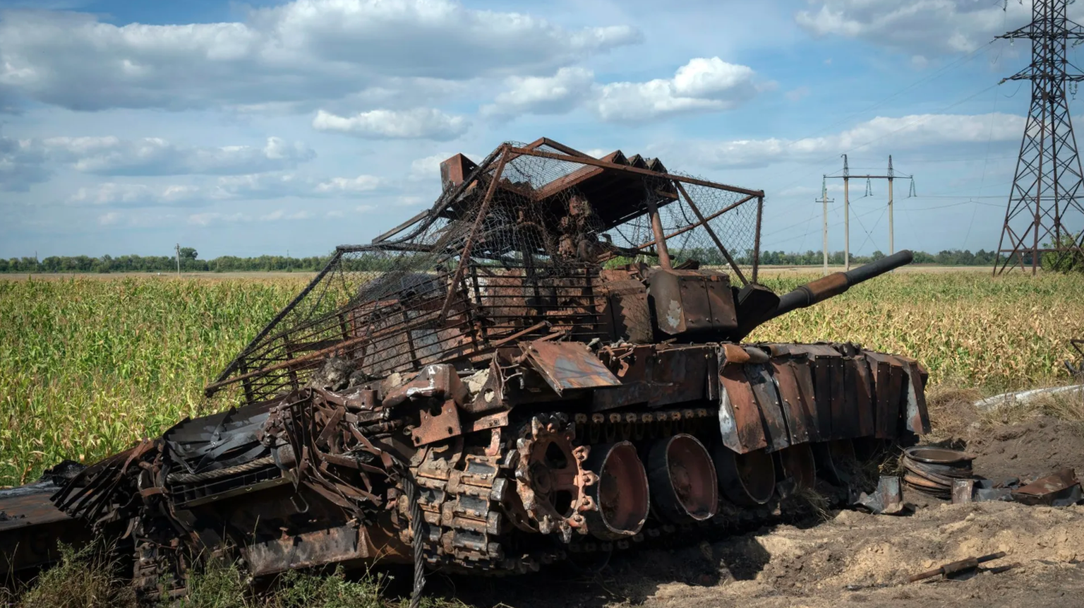Un char russe détruit se trouve au bord d&#039;une route dans la région de Koursk