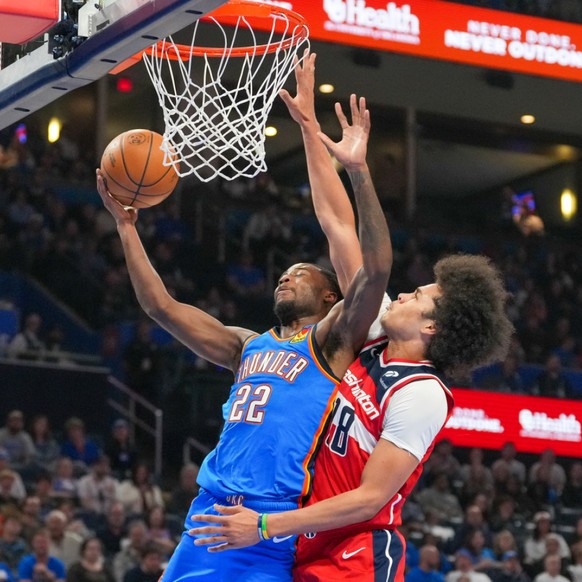 Kyshawn George (à droite) et les Wizards ont subi la loi d&#039;OKC jeudi