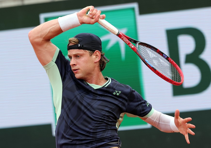 epa12133527 Zizou Bergs of Belgium in action during his Men ?s Singles first round match against Giovanni Mpetshi Perricard of France at the French Open Grand Slam tennis tournament at Roland Garros i ...