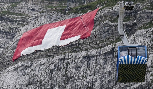 1er août: le plus grand drapeau Suisse ne sera pas déployé. Le drapeau suisse géant, habituellement déployé sur une face du Säntis, dans le canton de Saint-Gall, ne sera pas déployé cette année pour l ...