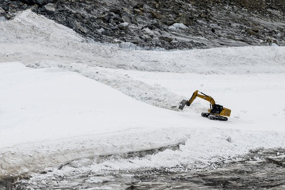 Une pelleteuse prepare la piste de ski &quot;Gran Becca&quot; pour la premiere edition de la Coupe du monde de ski alpin a Zermatt/Cervinia entre &quot;Testa Grigia&quot; et &quot;Laghi Cime Bianchi&q ...