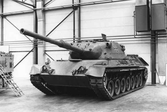 Char &#039;Leopard 1&#039; exposé au musée des Blindés à Saumur, en août 1983. (Photo by Daniel SIMON/Gamma-Rapho via Getty Images)