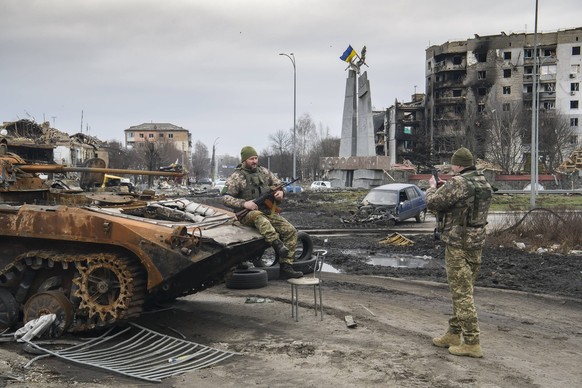 News Bilder des Tages Situation In The Recaptured By The Ukrainian Army Borodyanka City Near Kyiv Ukrainian servicemen takes pictures near destroyed Russian military machinery in the recaptured by the ...