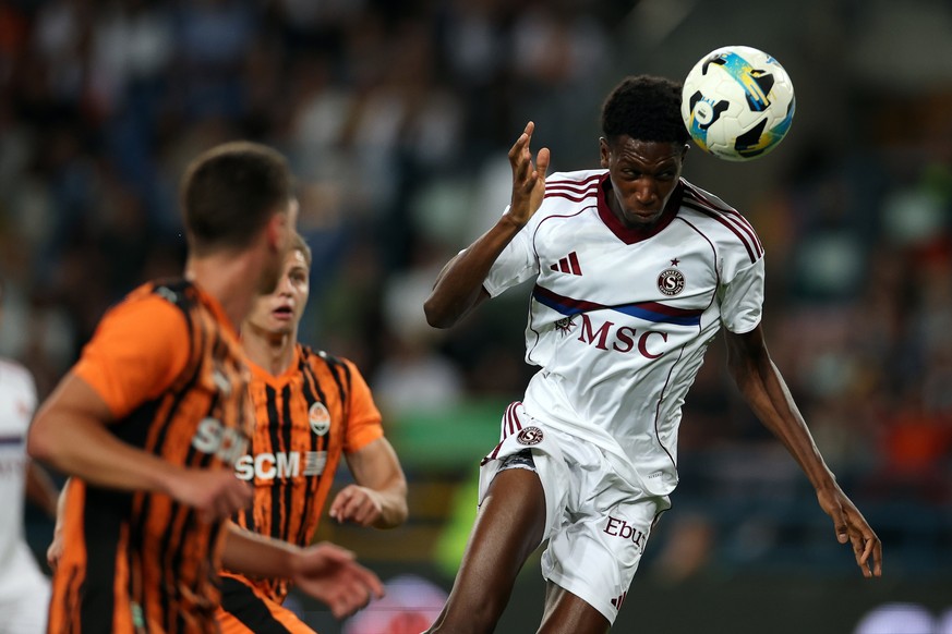 epa12315092 Lamine Fomba (R) of Servette FC in action during the UEFA Conference League qualifiers fourth round, first leg match between Shakhtar Donetsk and Servette FC in Krakow, Poland, 21 August 2 ...