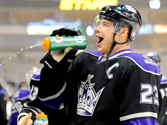 Faildienstag: Eishockey Spieler trinkt verkehrt aus der Flasche