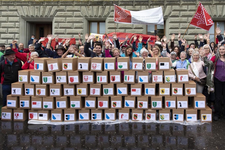 Dépôt du référendum contre la loi Covid-19, le jeudi 8 juillet 2021 à Berne.