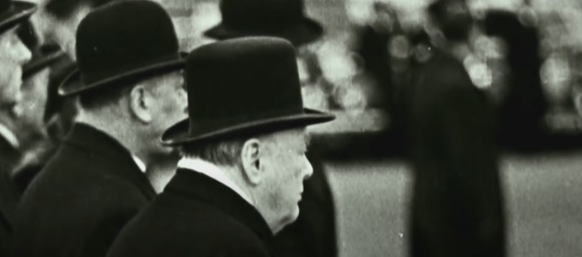 La silhouette célèbre de Winston Churchill, le 7 février 1952, à l'arrivée d'Elizabeth.