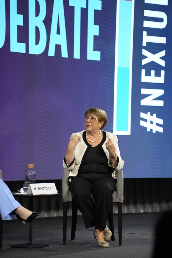 Michelle Bachelet répond aux questions du public, ce mardi 9 juin à Genève, lors du débat télévisé.