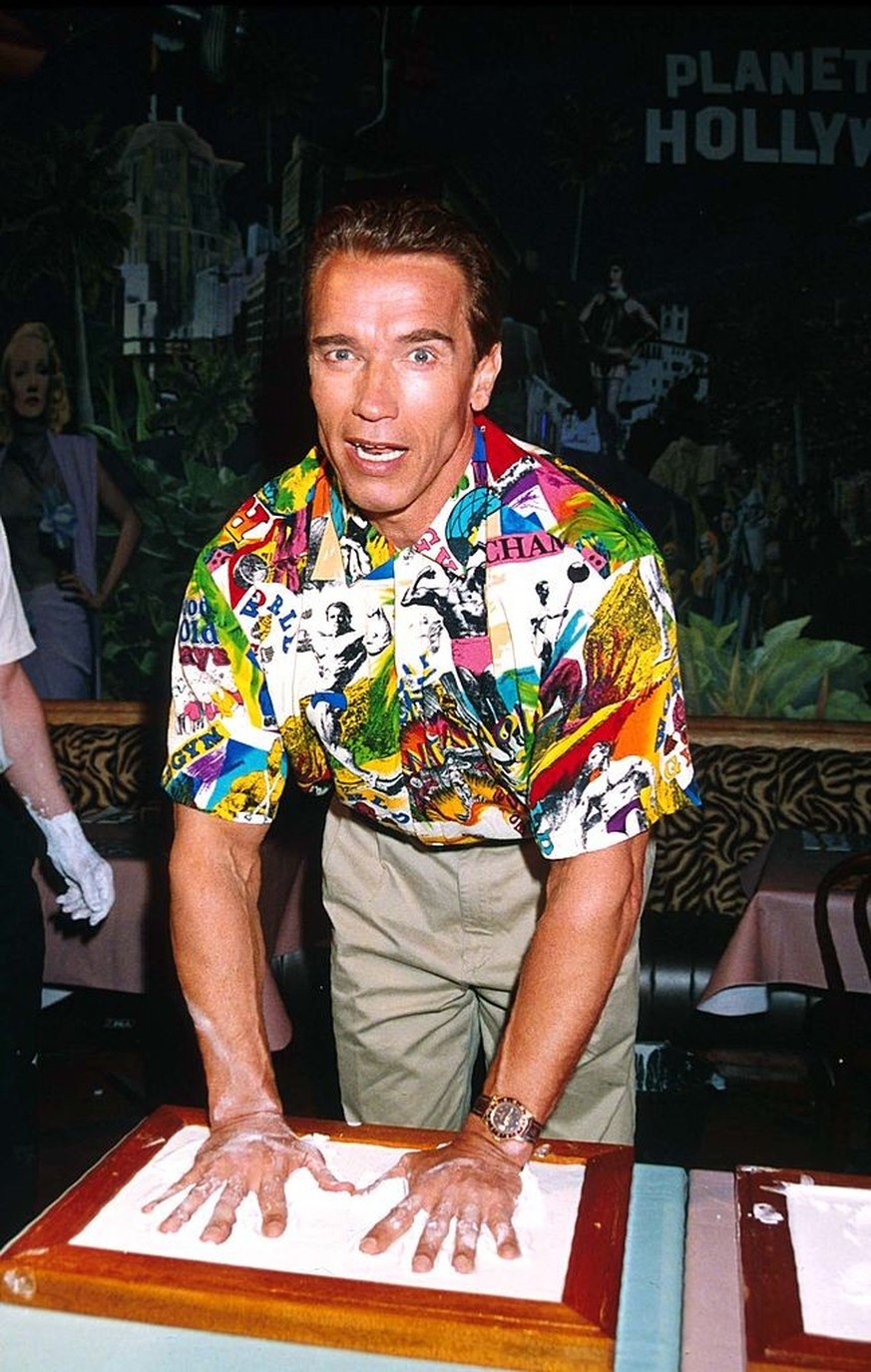 UNITED KINGDOM - CIRCA 1991: Arnold Schwarzenegger At Planet Hollywood, London, Arnoldschwarzeneggerretro (Photo by Dave Benett/Getty Images)
