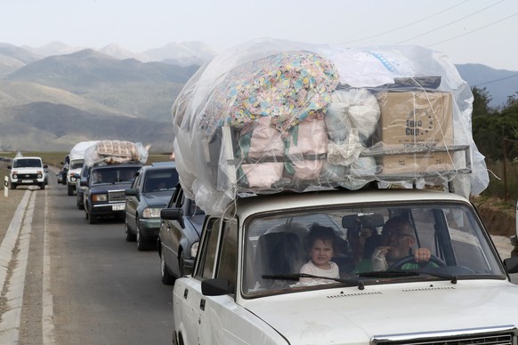 epa11000743 Ethnic Armenians from Nagorno-Karabakh cross the border with Azerbaijan by car, carrying their belongings with them, near the village of Kornidzor, Armenia, 29 September 2023. Azerbaijan o ...