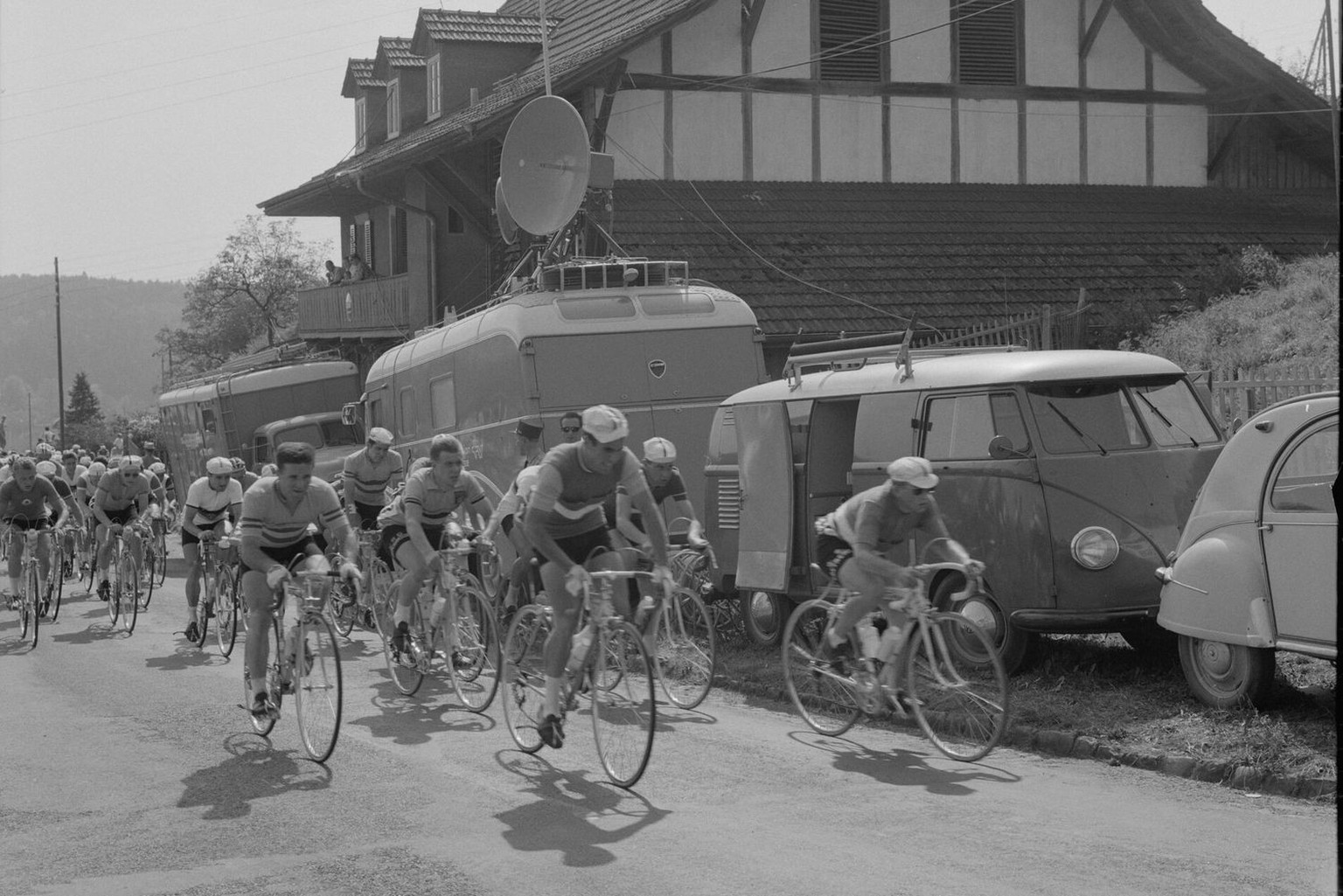 Un véhicule de reportage en action lors des championnats du monde de cyclisme sur route de 1961. Sur son toit, une antenne à faisceaux hertziens qui permet aux PTT de transmettre les images.