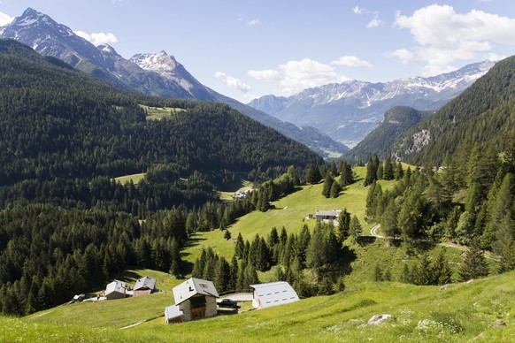 View from the Bernina Pass onto the Val Poschiavo valley, Canton of Grisons, Switzerland, on June 10, 2018. (KEYSTONE/Peter Klaunzer)

Blick vom Berninapass ins Puschlav, am Sonntag, 10. Juni 2018. (K ...