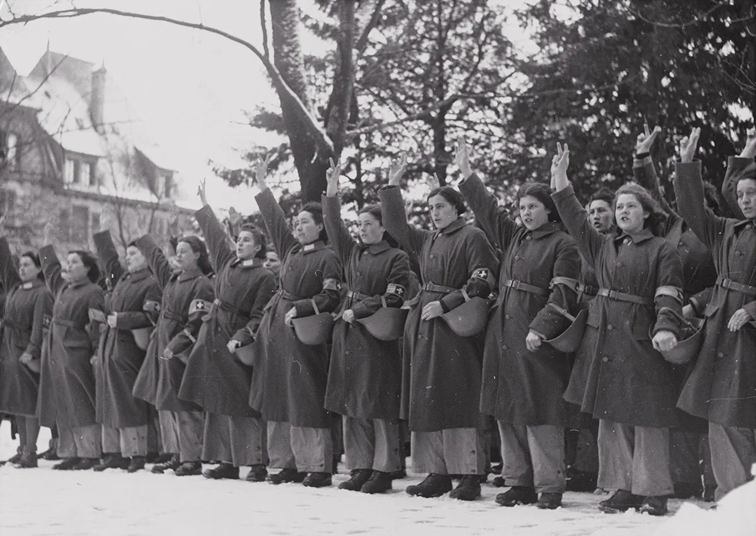 Femmes de la Défense aérienne passive pendant la Seconde Guerre mondiale à Vevey.
https://permalink.nationalmuseum.ch/100621252