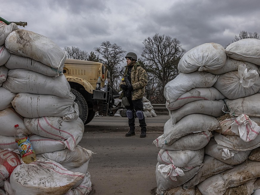 Un soldat garde un check-point