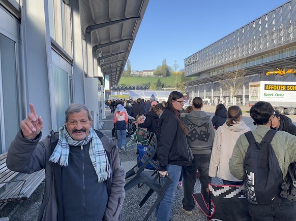 Ces fans de Fribourg-Gottéron vont attendre quatre heures pour avoir des billets. Jeudi 16 avril 2026.