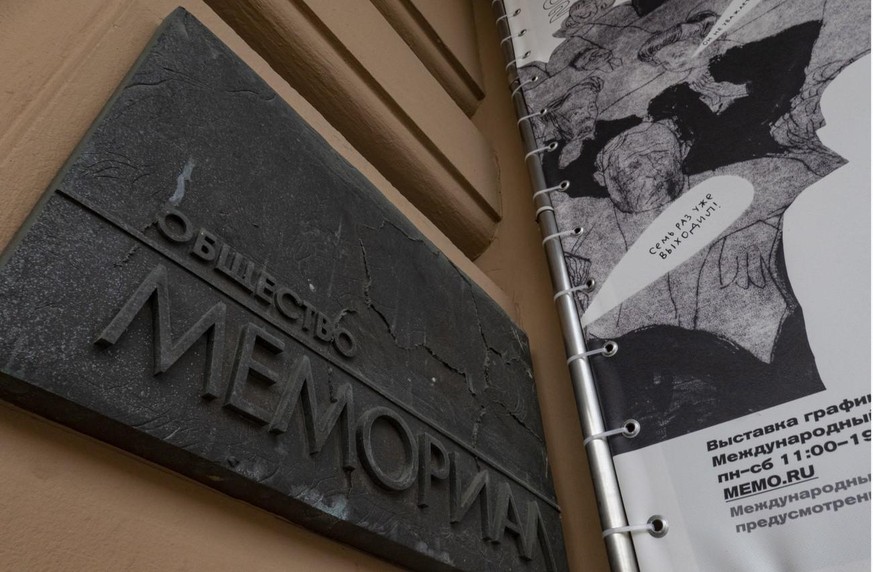 L&#039;enseigne &#039;La société de Memorial&#039; à l&#039;entrée du siège social du Centre des droits de l&#039;homme du Mémorial de Moscou à Moscou, Russie, 23 novembre 2021. Le tribunal municipal  ...