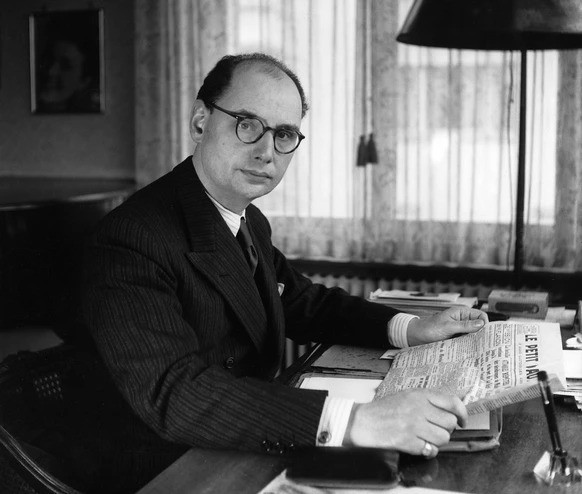 L'historien et écrivain Jean-Rodolphe de Salis dans son appartement à Zurich, photographié pendant la guerre, en 1940.