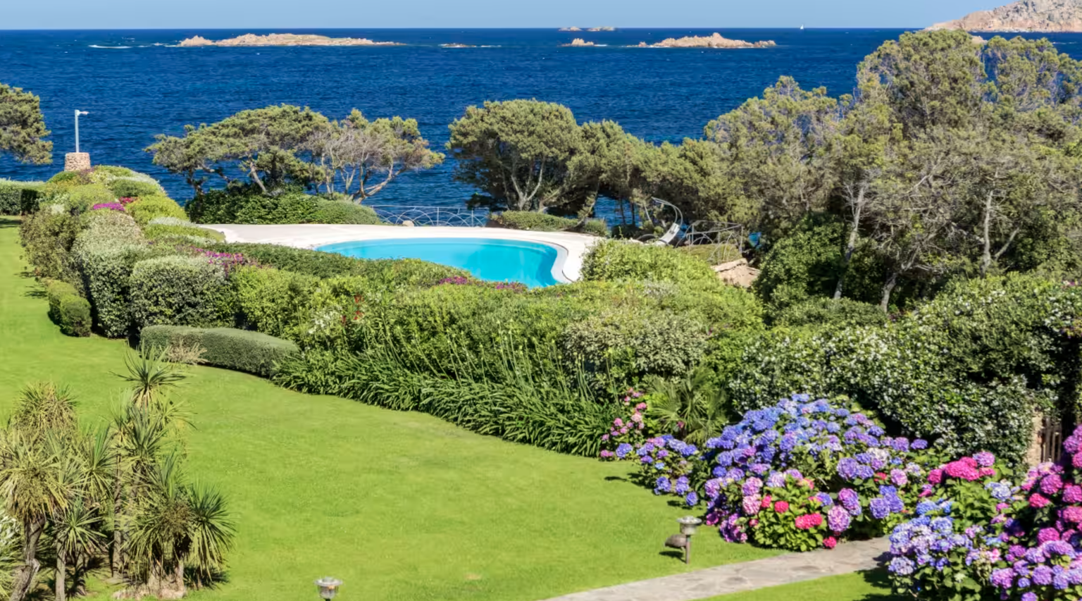 Il faut une armée de jardiniers pour entretenir toute cette verdure.