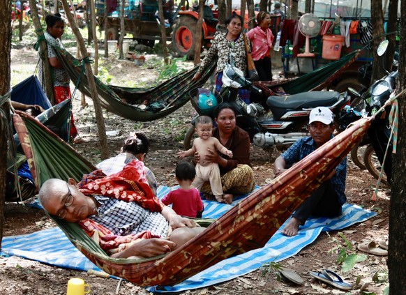 epa12260311 People flee their homes near the Cambodia-Thailand border in Oddar Meanchey province, Cambodia, 25 July 2025. Thailand and Cambodia exchanged heavy artillery as fighting extended into a se ...