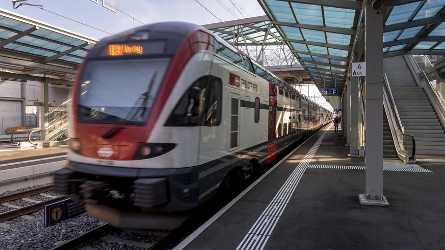 Un train CFF circule en gare lors d&#039;une conference de presse sur les nouveautes vaudoises de l&#039;horaire 2022 le vendredi 19 novembre 2021 a Renens. (KEYSTONE/Jean-Christophe Bott)