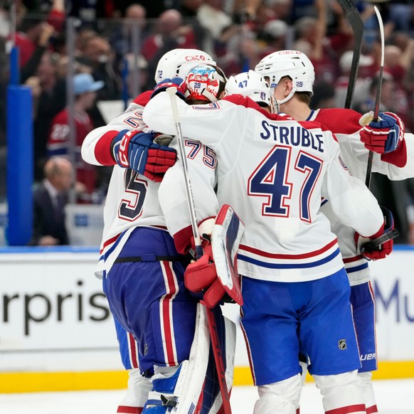 Les Montréalais Jakub Dobes (75) et Jayden Struble (47) célèbrent le but de la victoire inscrit en prolongation par Juraj Slafkovsky.
