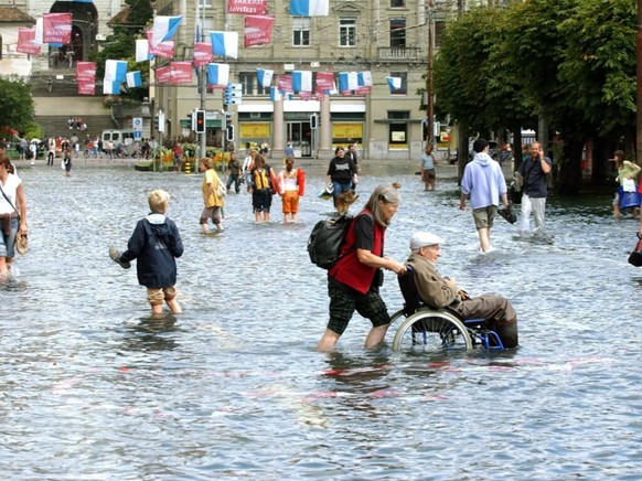 En 2005, le centre-ville de Lucerne a �t� inond� � proximit� du lac. Si l&#039;eau monte encore de 13 centim�tres, les Lucernois y auront � nouveau les pieds dans l&#039;eau (archives).