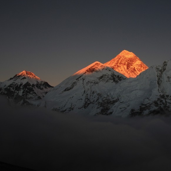 Un coucher de soleil sur le mont Everest.