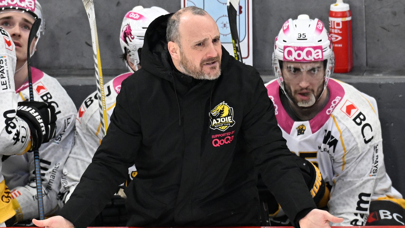 Ajoies Headcoach Christian Wohlwend, beim Eishockey-Qualifikationsspiel der National League zwischen den SCL Tigers und dem HC Ajoie, am Dienstag, 23. Januar 2024, in der Emmental Versicherungs Arena  ...