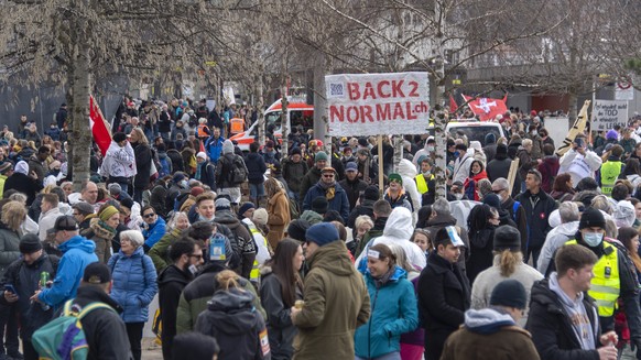 Anhaenger des Vereins Stiller Protest bei einer Demonstration gegen die Massnahmen zur Eindaemmung des Coronavirus in Liestal, am Samstag, 20. Maerz 2021. (KEYSTONE/Georgios Kefalas)