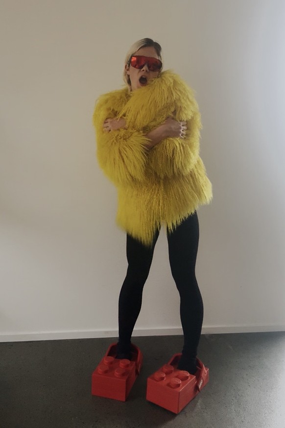 11 idées pour porter les nouvelles Crocs X LEGO.