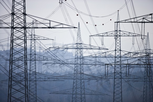 ARCHIVBILD ZUR MK DER ELCOM ZUR TARIFENTWICKLUNG UND VERSORGUNGSSICHERHEIT, AM DONNERSTAG, 6. JUNI 2019 - Electricity pylons of Swiss transmission network operator Swissgrid Inc. near Laufenburg in th ...