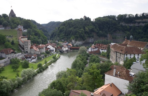 Blick auf die Unterstadt Freiburgs mit der Bernbruecke, Mitte, die das Auquartier mit dem markanten Augustinerkloster, rechts, ueber die Saane mit der Schmidgasse verbindet, aufgenommen am 20. Juni 20 ...
