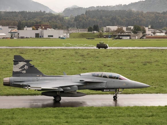 Presentation of the Gripen F Demonstrator at a media event on the military airfield in Emmen in the canton of Lucerne, Switzerland, pictured on October 12, 2012. (KEYSTONE/Elisabeth Real)

Praesentati ...