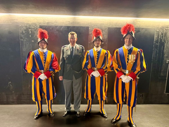 A l'assemblée de la Société fribourgeoise des officiers, le major Kolly pose aux côtés de la Garde pontificale suisse, dont il a été membre.