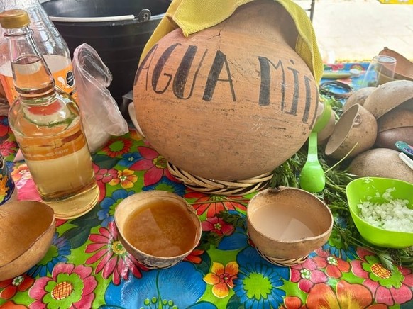 Sur un marché de Guadalajara, de l’agua miel vendu dans un récipient en terre cuite. Et devant, du tepache (à gauche) et de pulque (à droite).