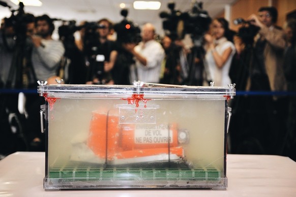 epa02728706 A Cockpit Voice Recorder (CVR) of the Airbus 330 Air France AF 447 flight between Rio and Paris, that crashed in mid ocean on 02 May 2011, is displayed during a press conference in the hea ...